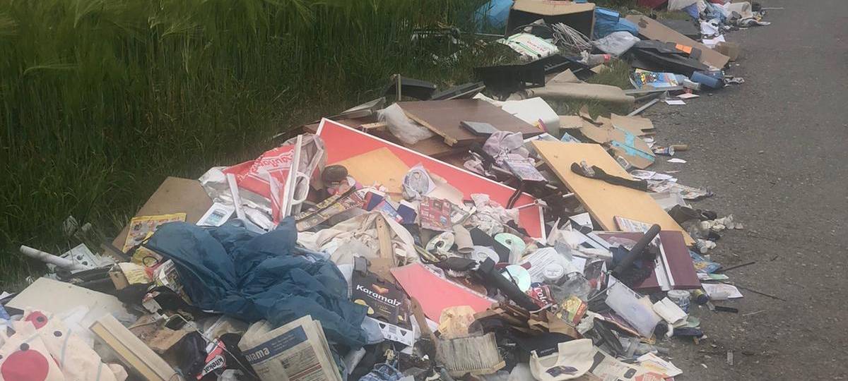 Wilde Müllkippe auf Feldweg