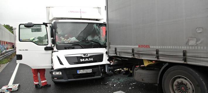 Schwerer LKW-Unfall auf der A40