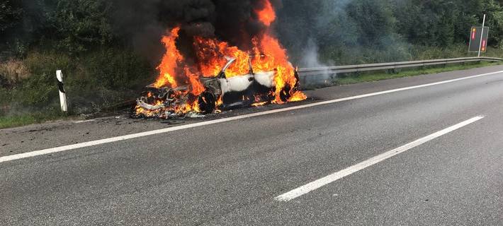 A2 wegen brennendem Wagen gesperrt