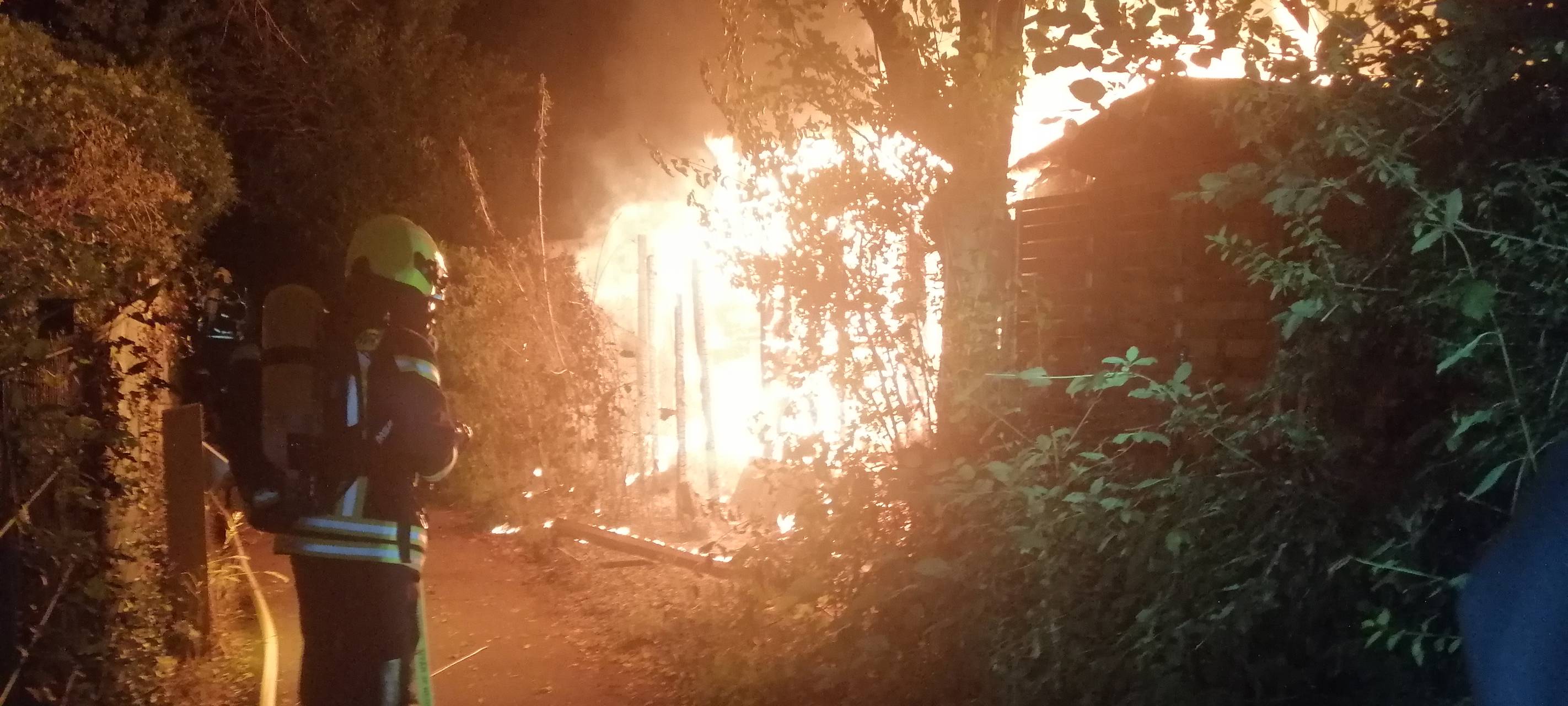 Komplizierte Löscharbeiten in Kleingartenanlage