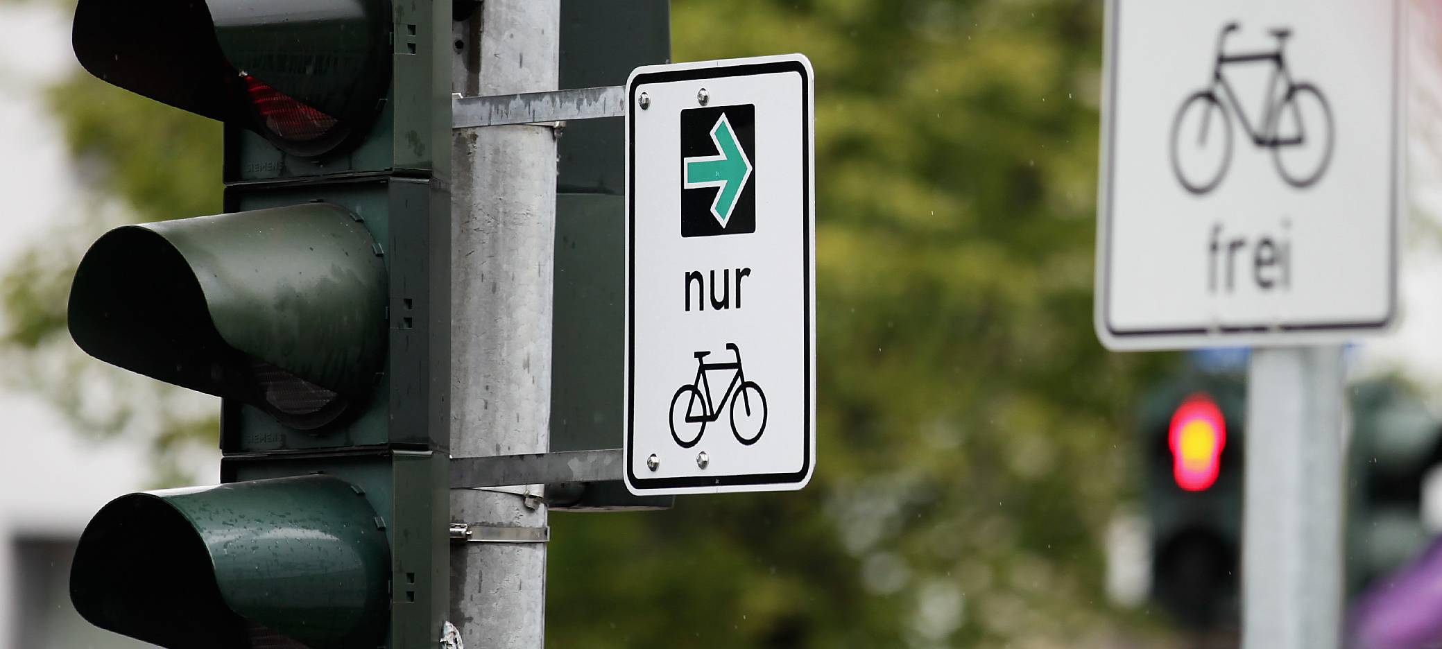 Grüner Pfeil macht Rechtsabbiegen bei Rot möglich