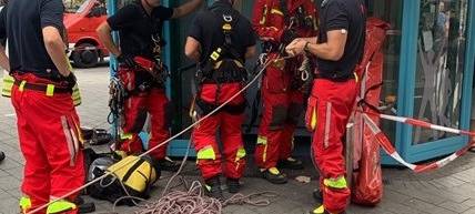 Aufzug steckt fest - Höhenretter im Einsatz