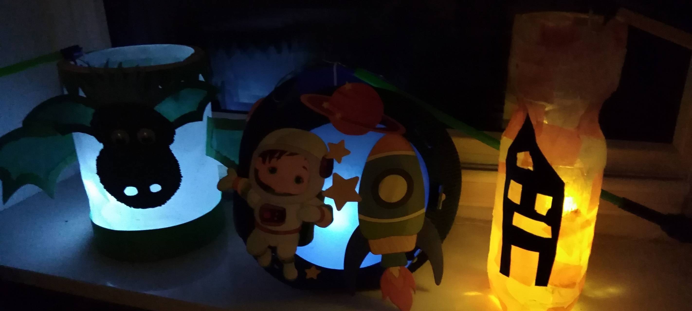 Statt Laternenumzug bunt leuchtende Fenster