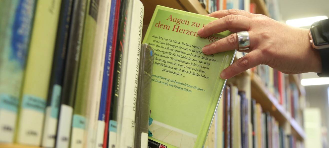 Viele Bücher durch Wasserschaden zerstört