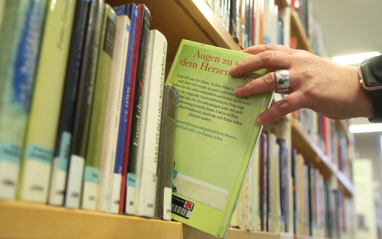 Viele Bücher durch Wasserschaden zerstört