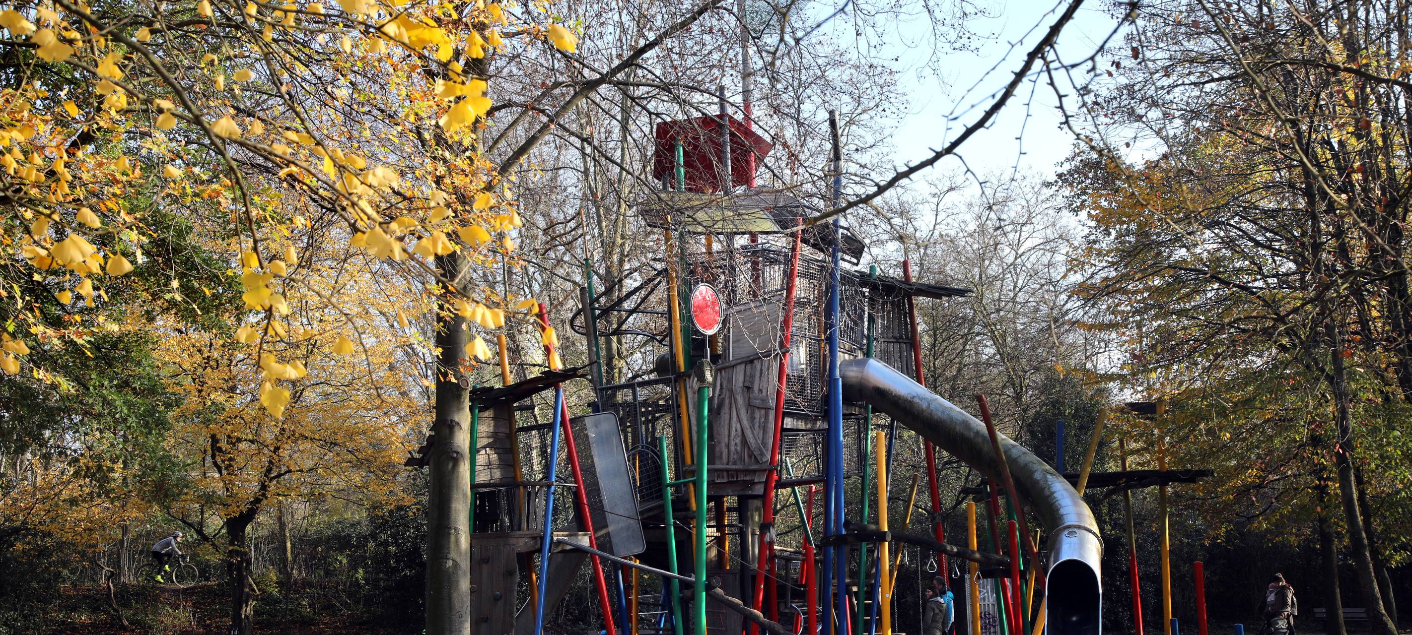 Corona-Leugner bekleben Spielplatz