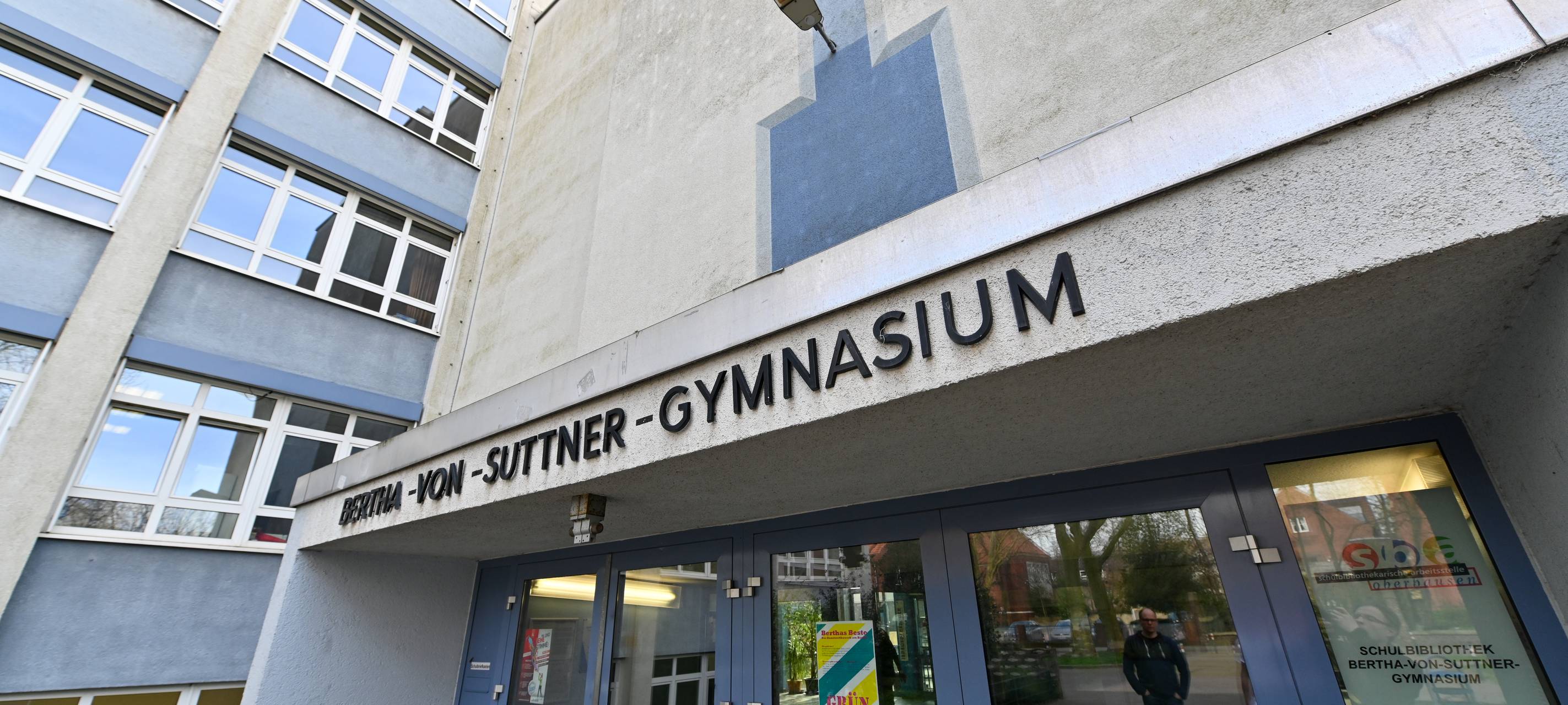 Schüler bekommen Halbjahreszeugnisse