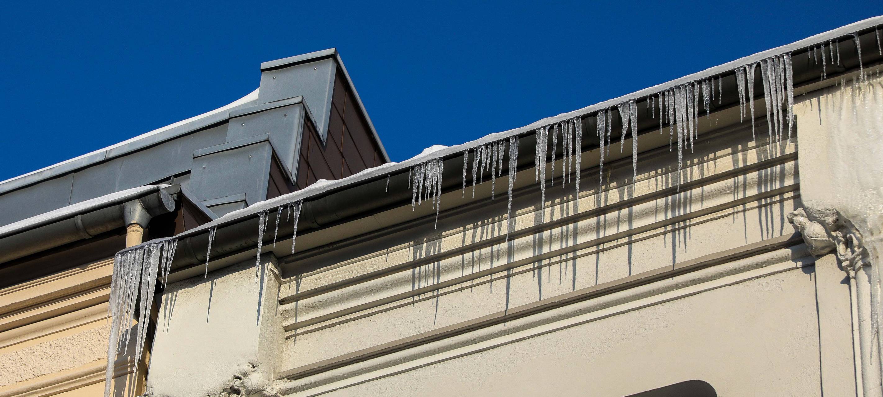 Gefahr durch Schneebretter und Eiszapfen