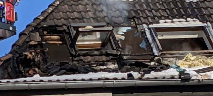 Dachgeschoss-Wohnung steht in Flammen