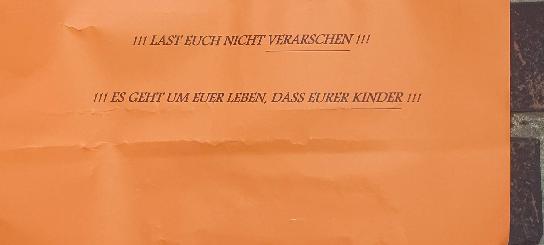 Kirche mit Corona-Botschaften beklebt