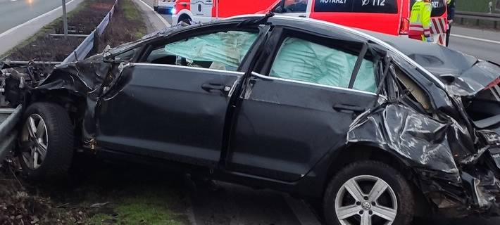 Motorradfahrer schleudert vor Laterne