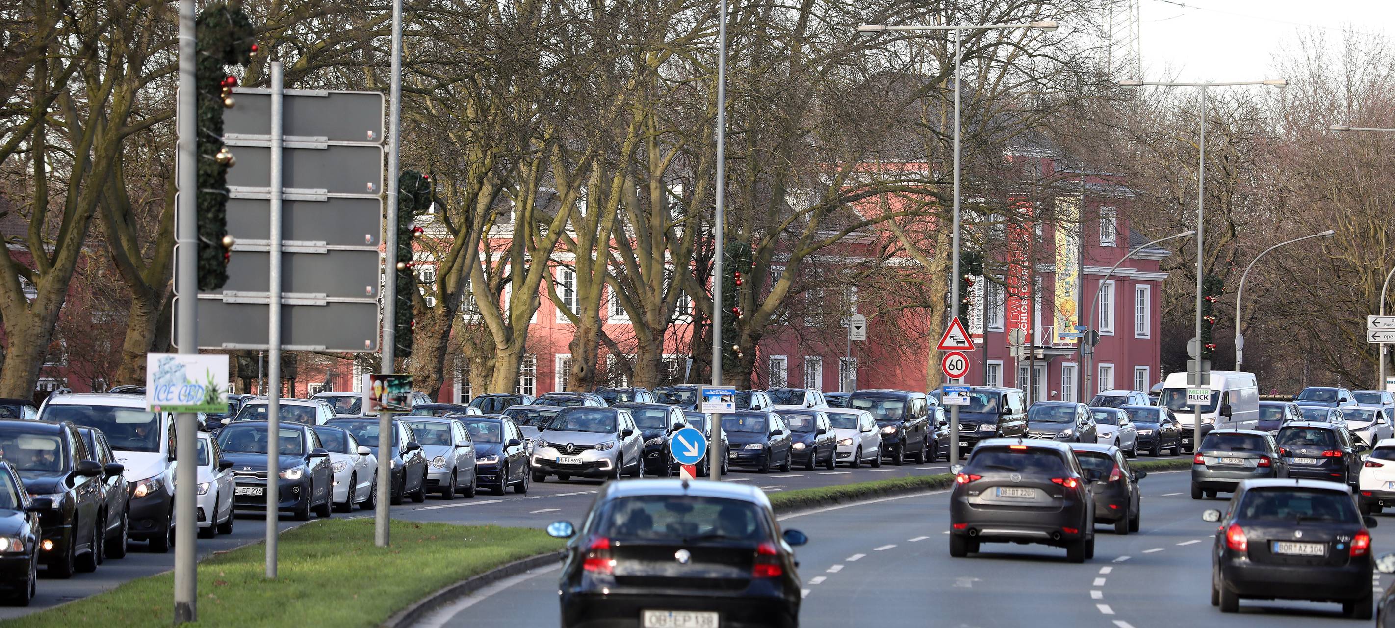 Fahrstreifen vorm Schloss gesperrt