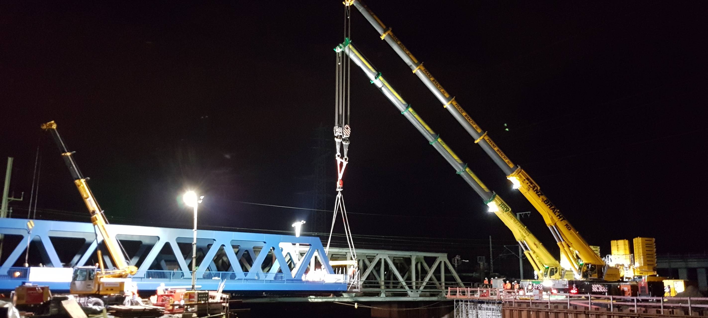 Bahnbrücke über Rhein-Herne-Kanal wird eingeschwenkt