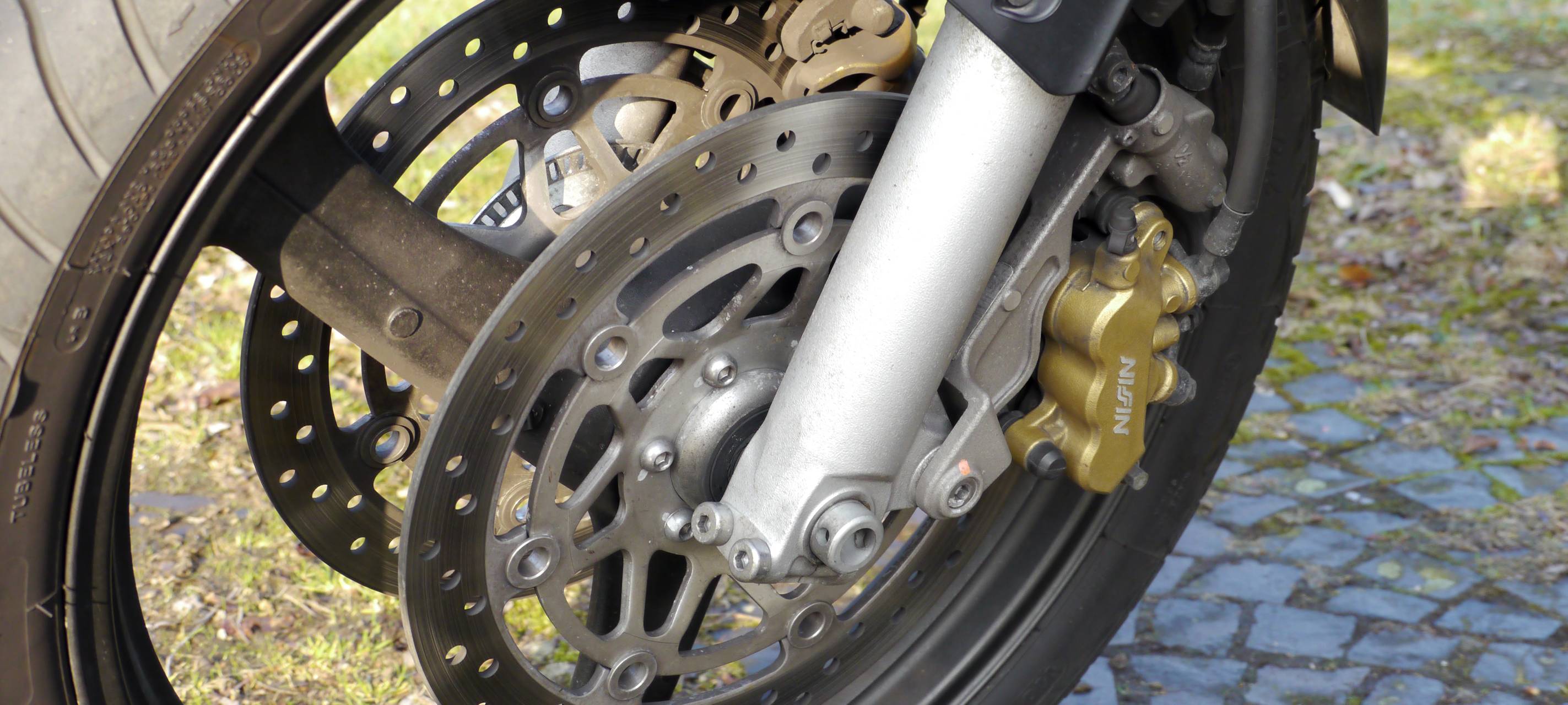 Motorradfahrer liefern sich Rennen und bauen Unfälle