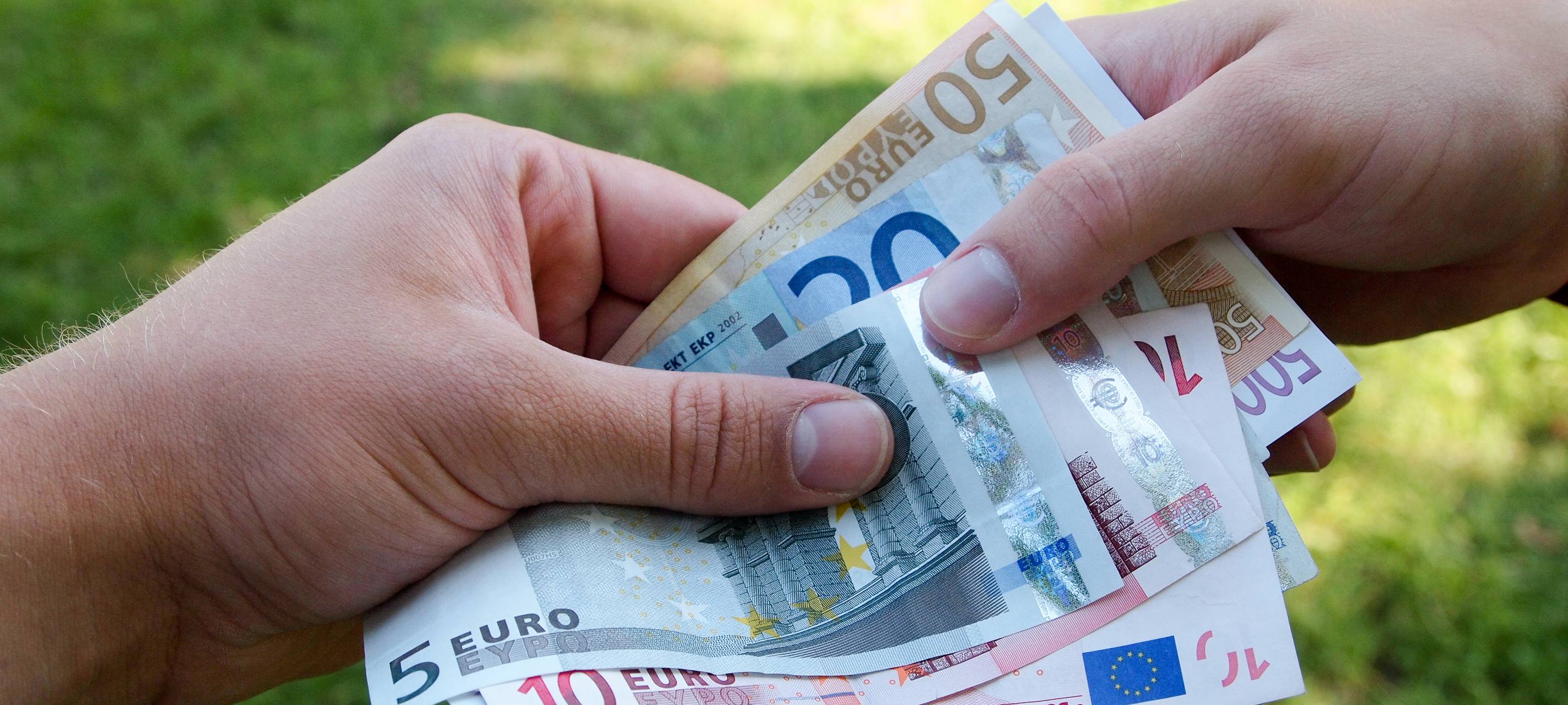 Handschellen klicken bei falschem Polizisten