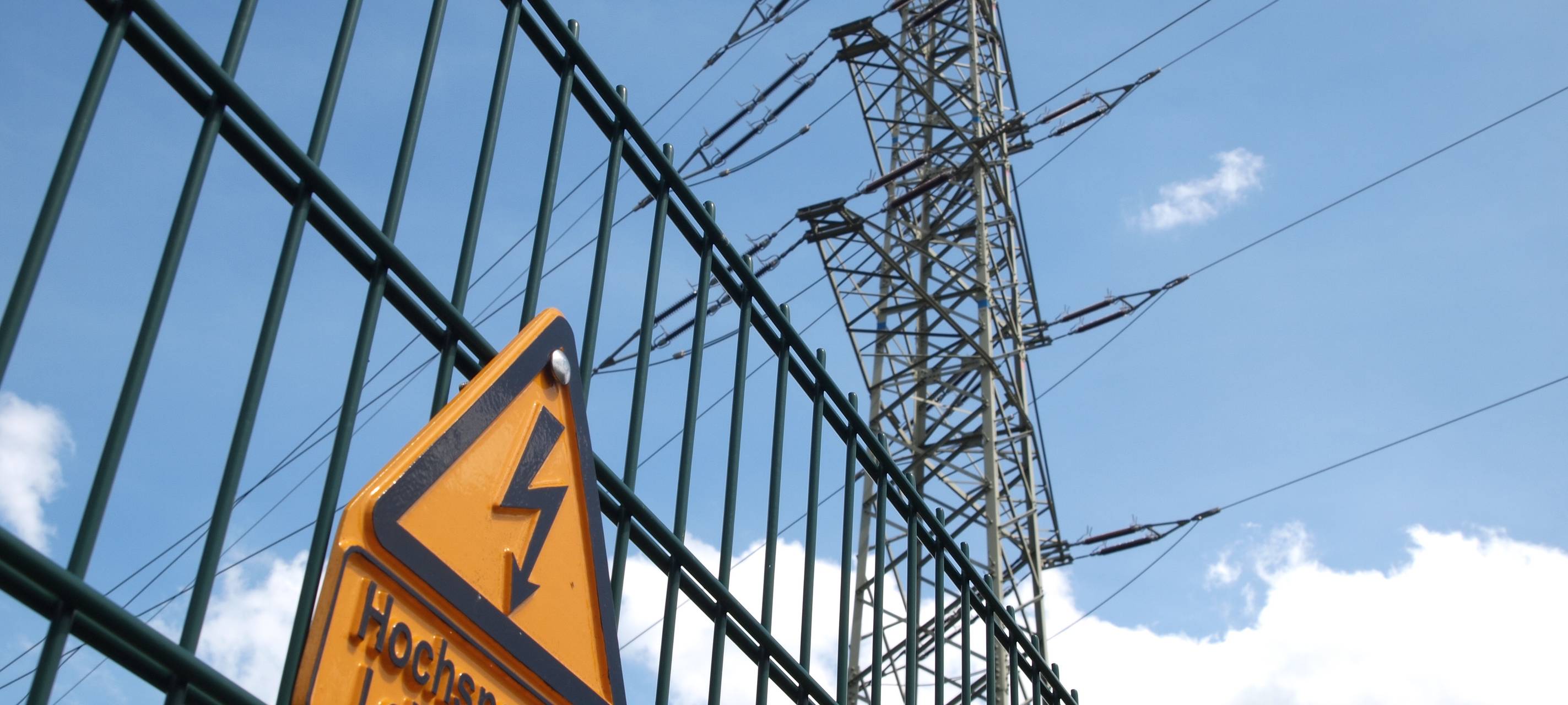 Hubschrauber fliegen Stromleitungen ab