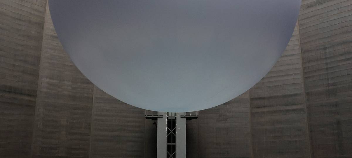 Erdkugel hängt wieder unter Gasometer-Decke