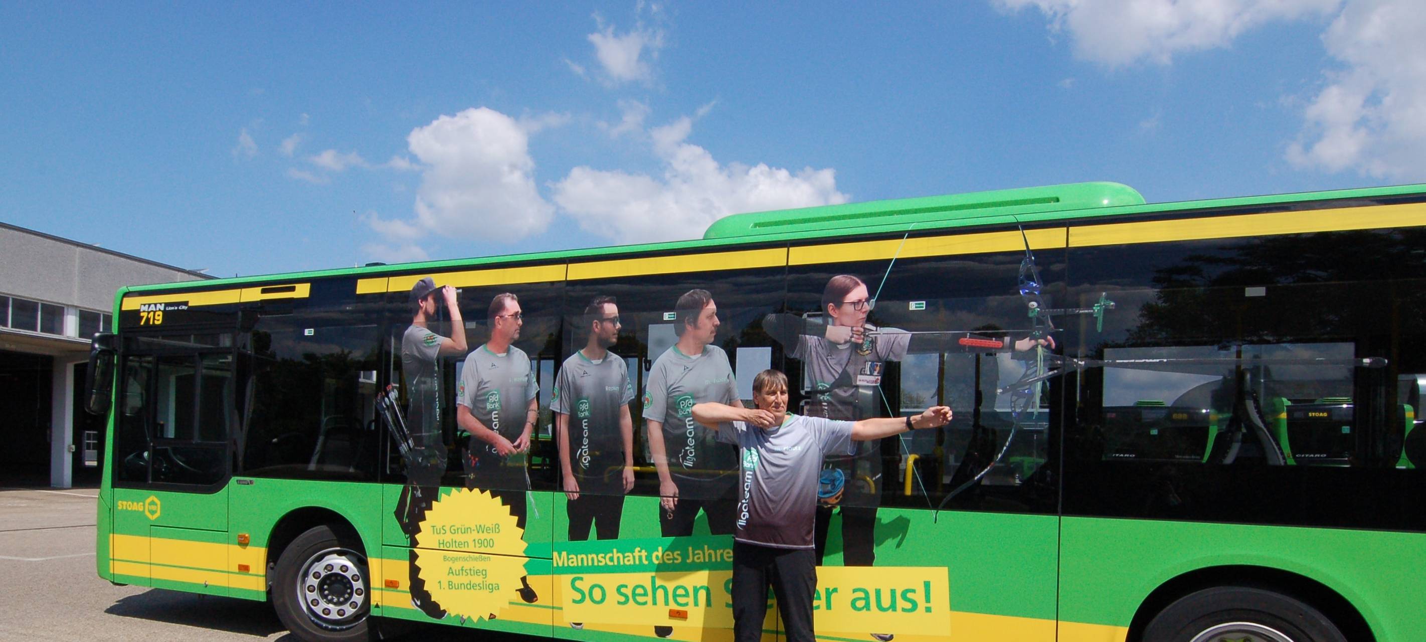 Lebensgroße Sportler auf Stoag-Bus