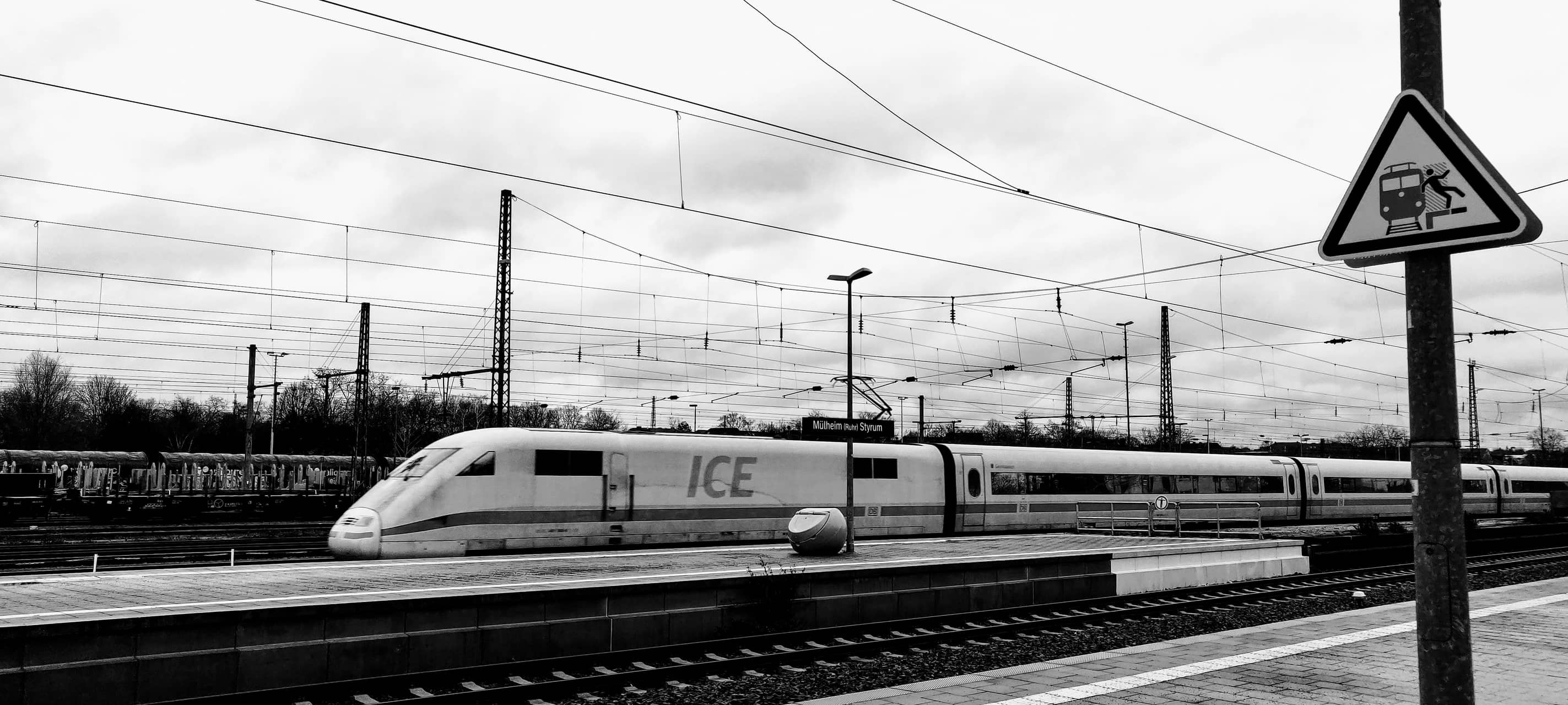ICE muss wegen Steinen auf Gleisen in Gelsenkirchen bremsen