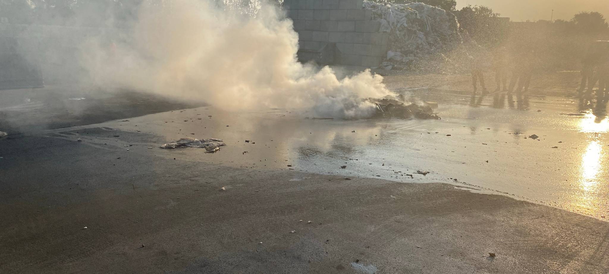 Erneut gerät Müll in Brand