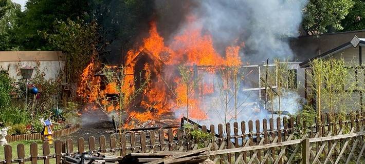 Gartenlaube in Flammen