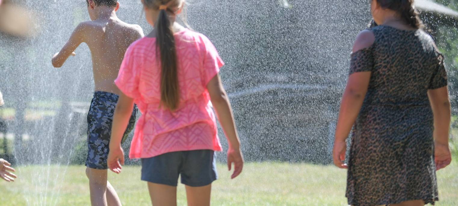 Betreutes "Toben" auf der großen Wiese am Ehrenmal