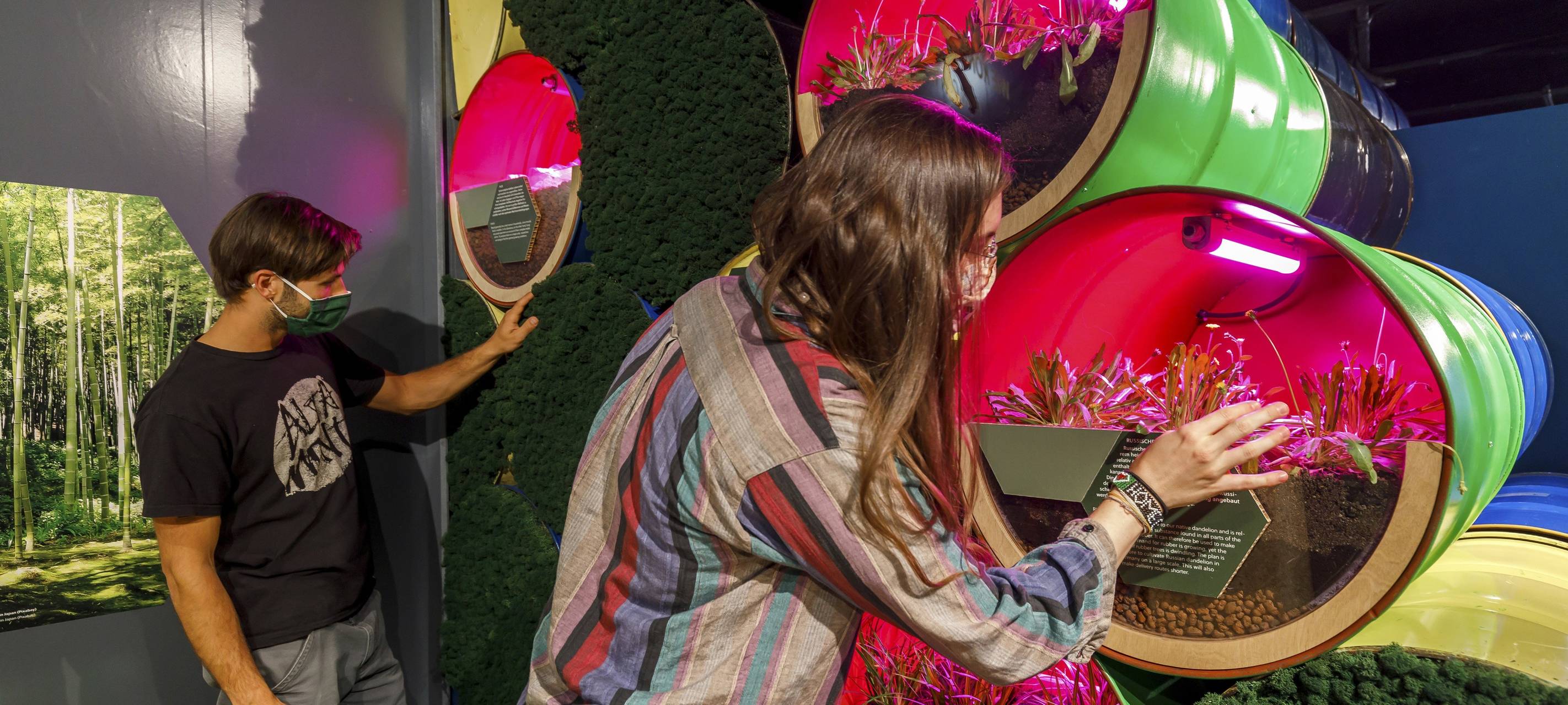 MS Wissenschaft legt am Kaisergarten an