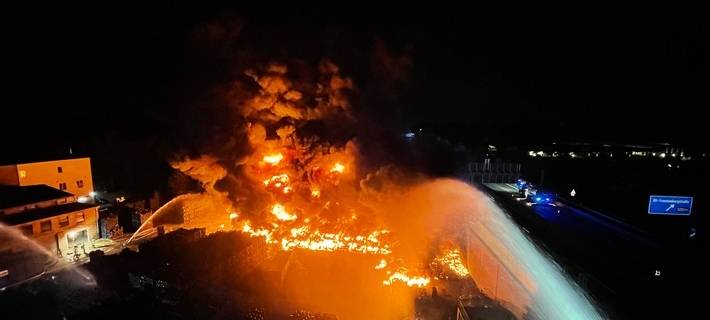 Reifenlager steht in Flammen