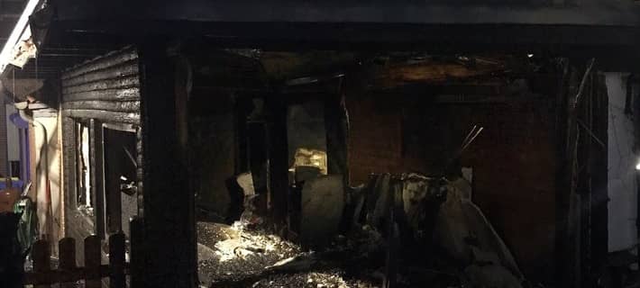Anbau steht in Flammen