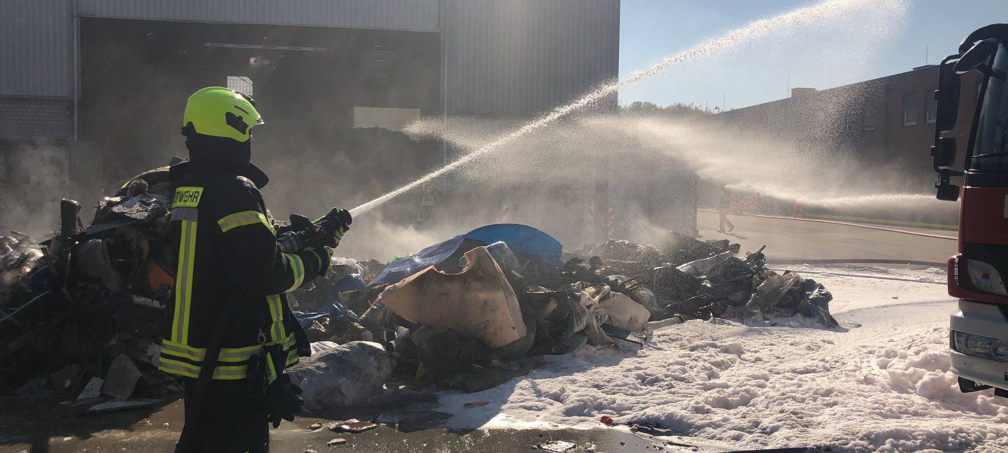 Mitarbeiter und Feuerwehr gemeinsam gegen die Flammen
