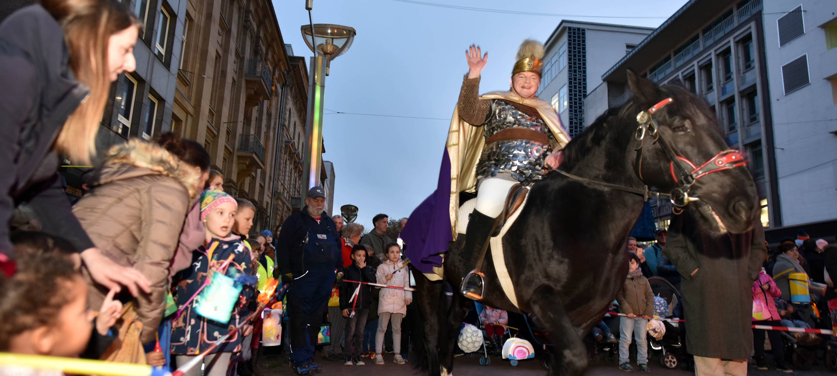 St. Martinszug durch Duisburger Fußgängerzone