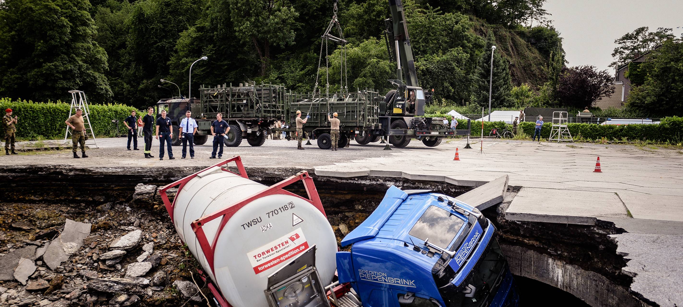 Spezialisten dichten Hochwasserkrater ab