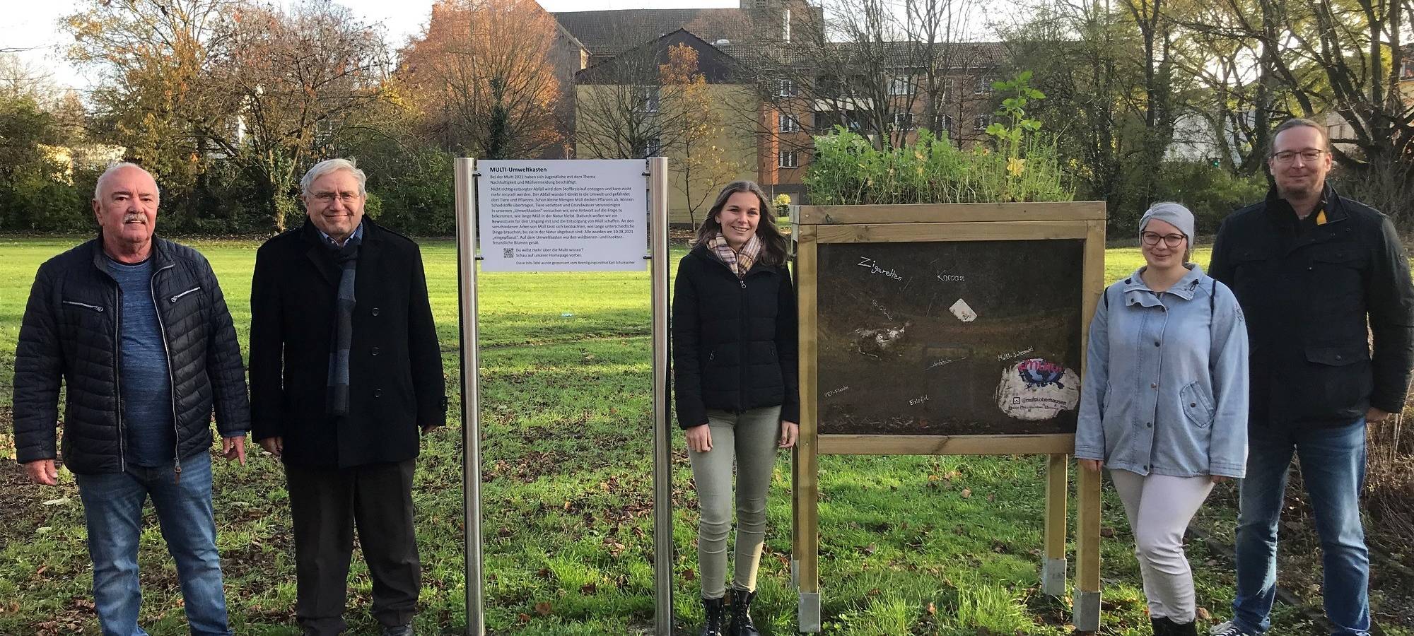 Schaukasten mit verrottendem Müll