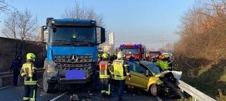 Unfall: Fahrer in Kleinwagen eingeklemmt