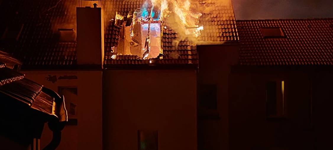 Feuerwehr rettet drei Menschen aus Flammen