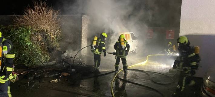 Feuerwehr löscht in der Nacht zwei Brände