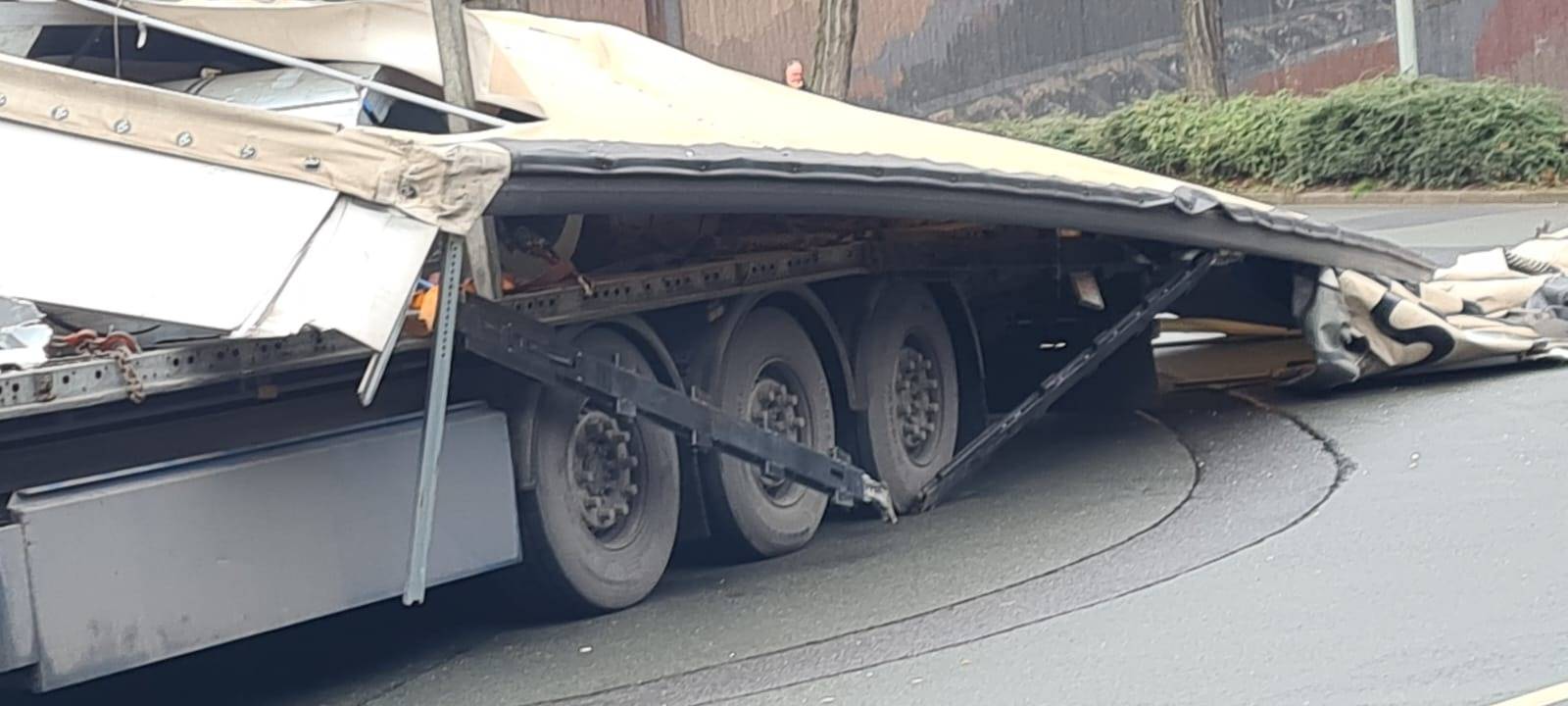 LKW reißt sich Anhänger an Bahnbrücke ab