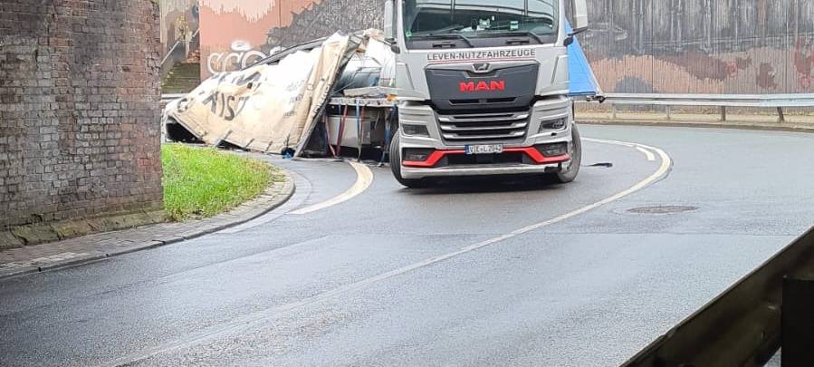 LKW reißt sich Anhänger an Bahnbrücke ab