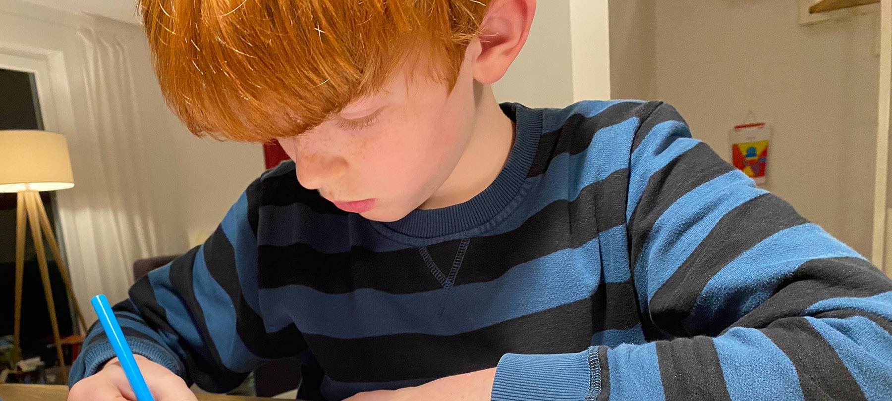 Junge füllt Stundenplan aus