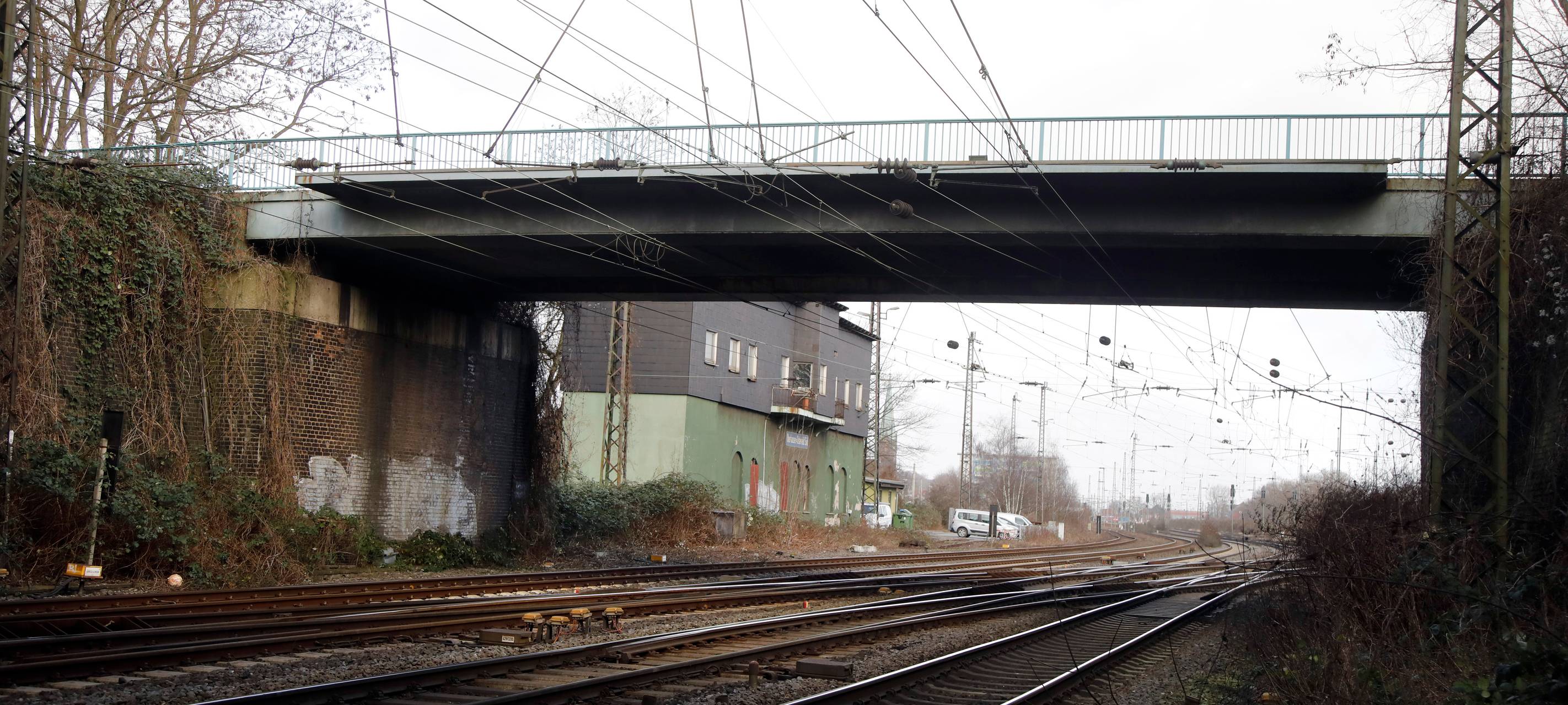 Neue Eisenbahnüberführung wird breiter