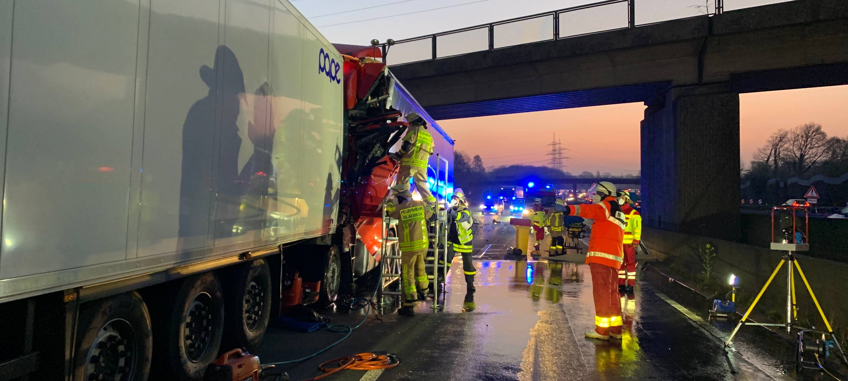LKW-Fahrer stirbt nach Crash auf A2