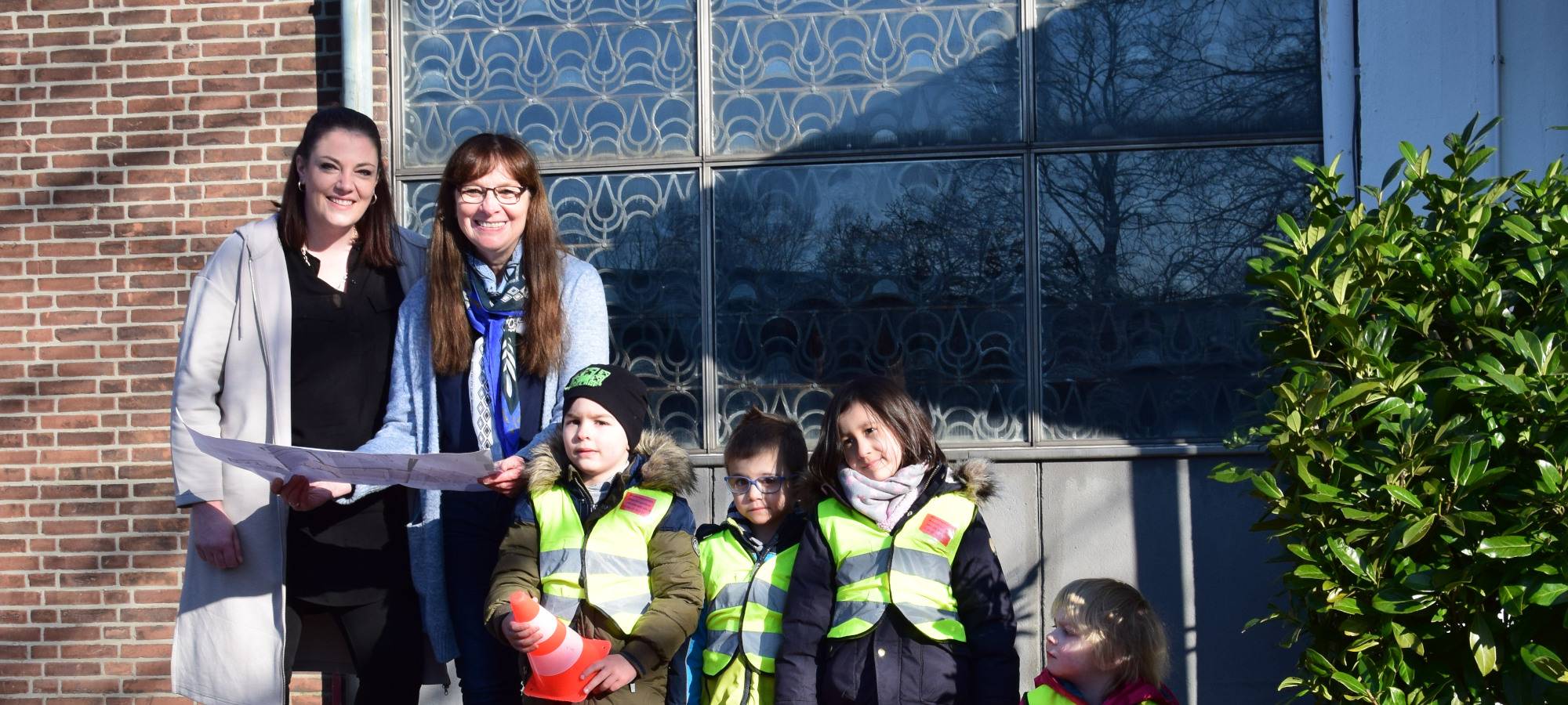 Kinder ziehen in die Kirche