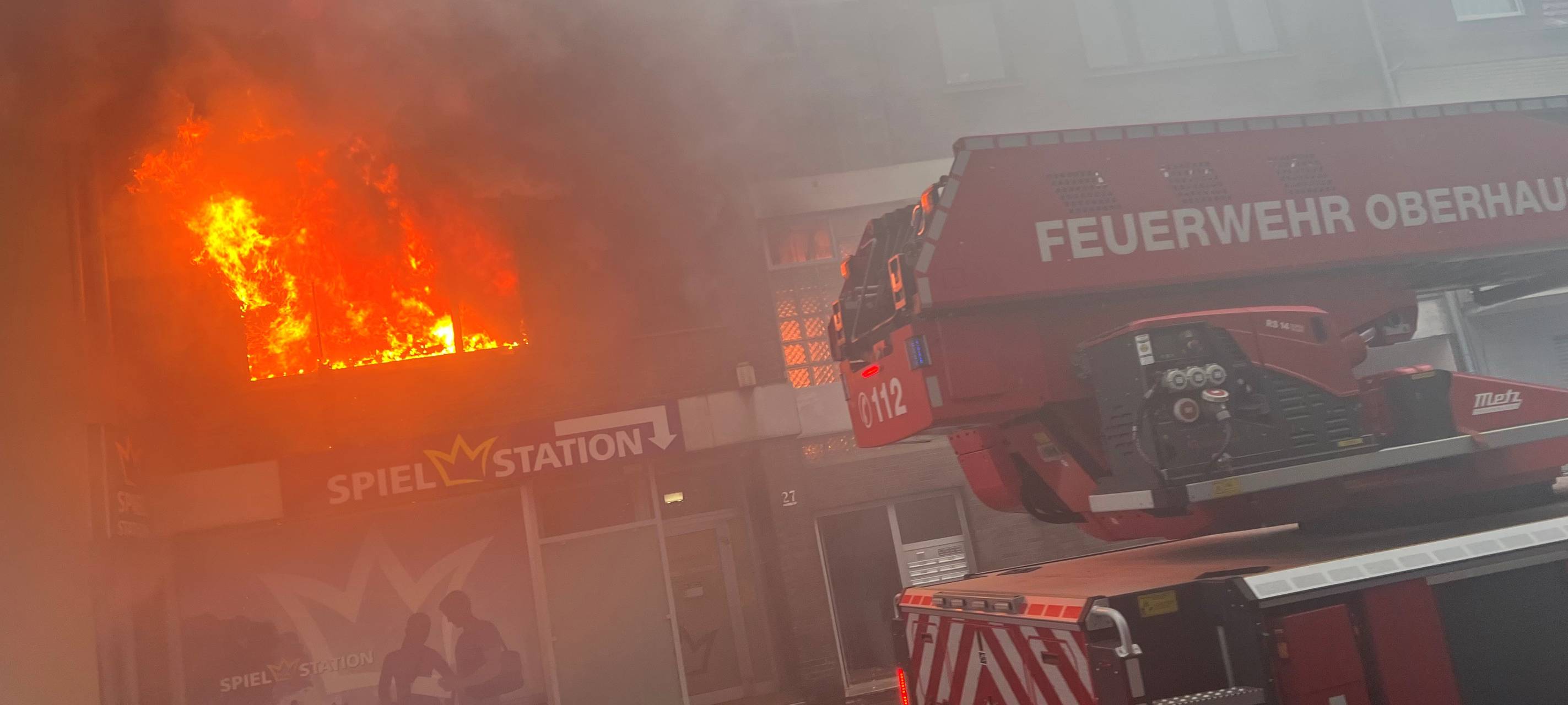 13 Personen bei Wohnungsbrand gerettet, ein Mann gestorben