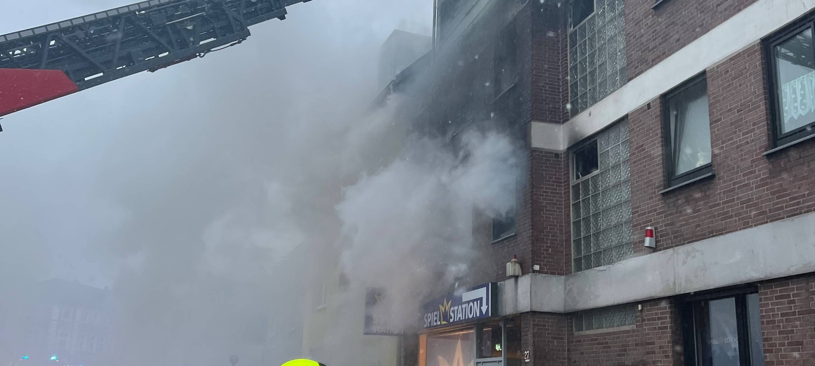 13 Personen bei Wohnungsbrand gerettet, ein Mann gestorben