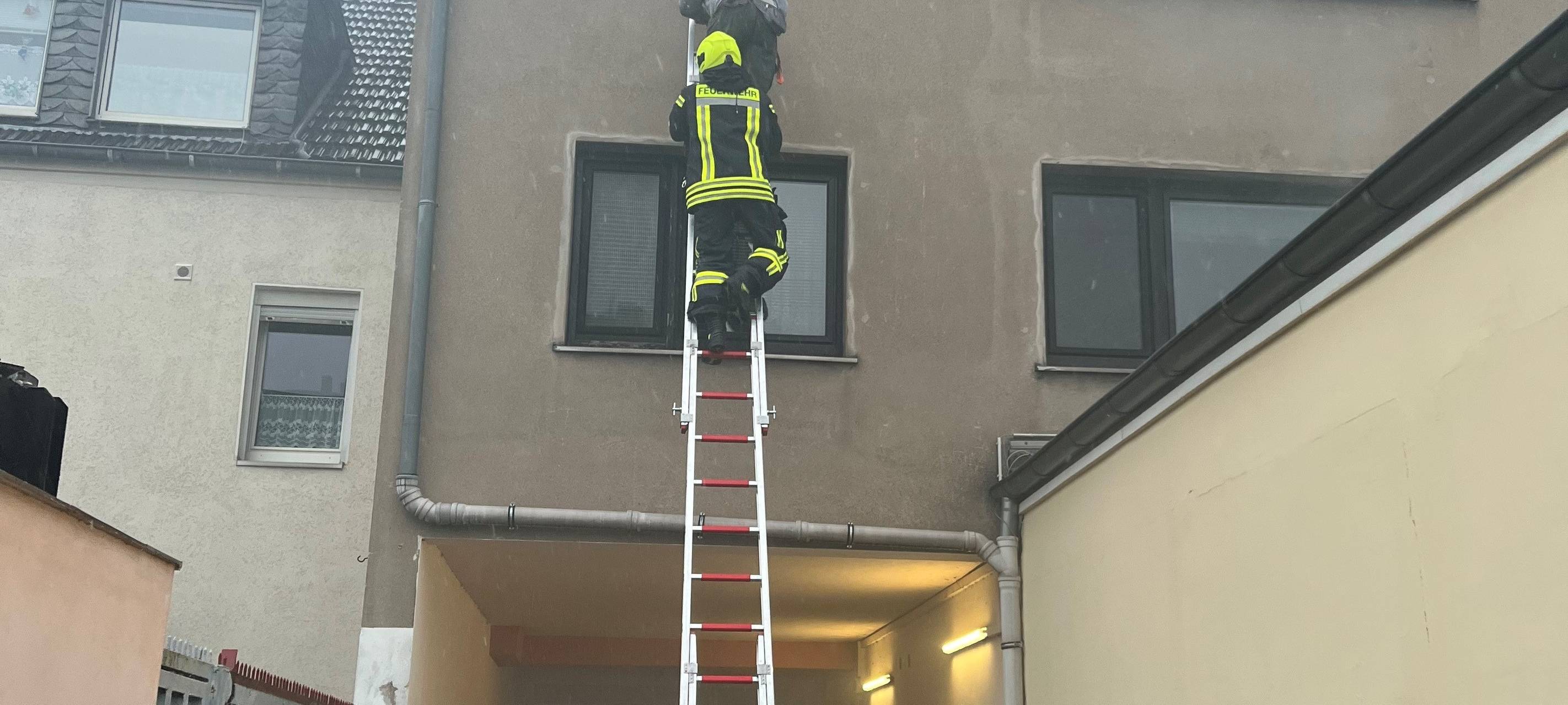 13 Personen bei Wohnungsbrand gerettet, ein Mann gestorben