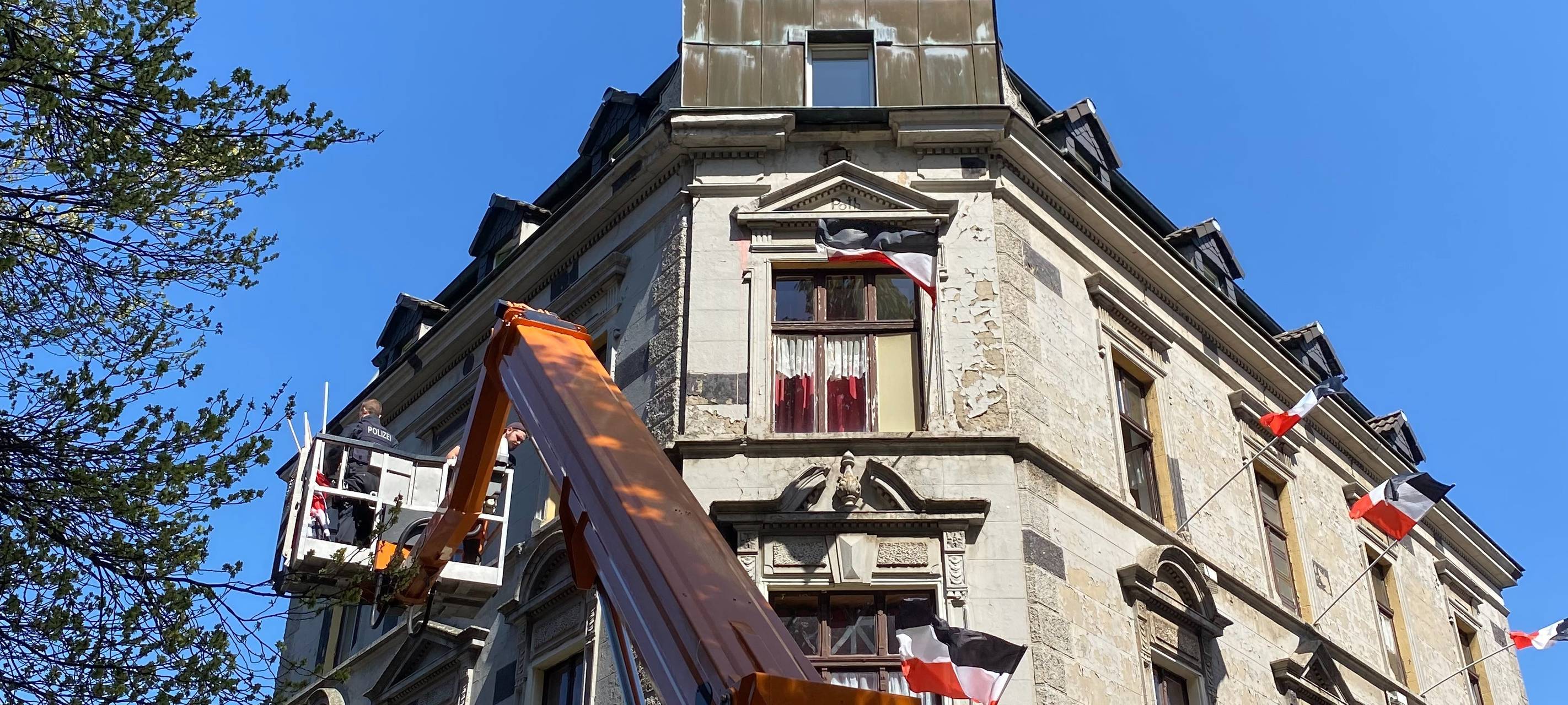 Polizei hängt Reichsflaggen ab