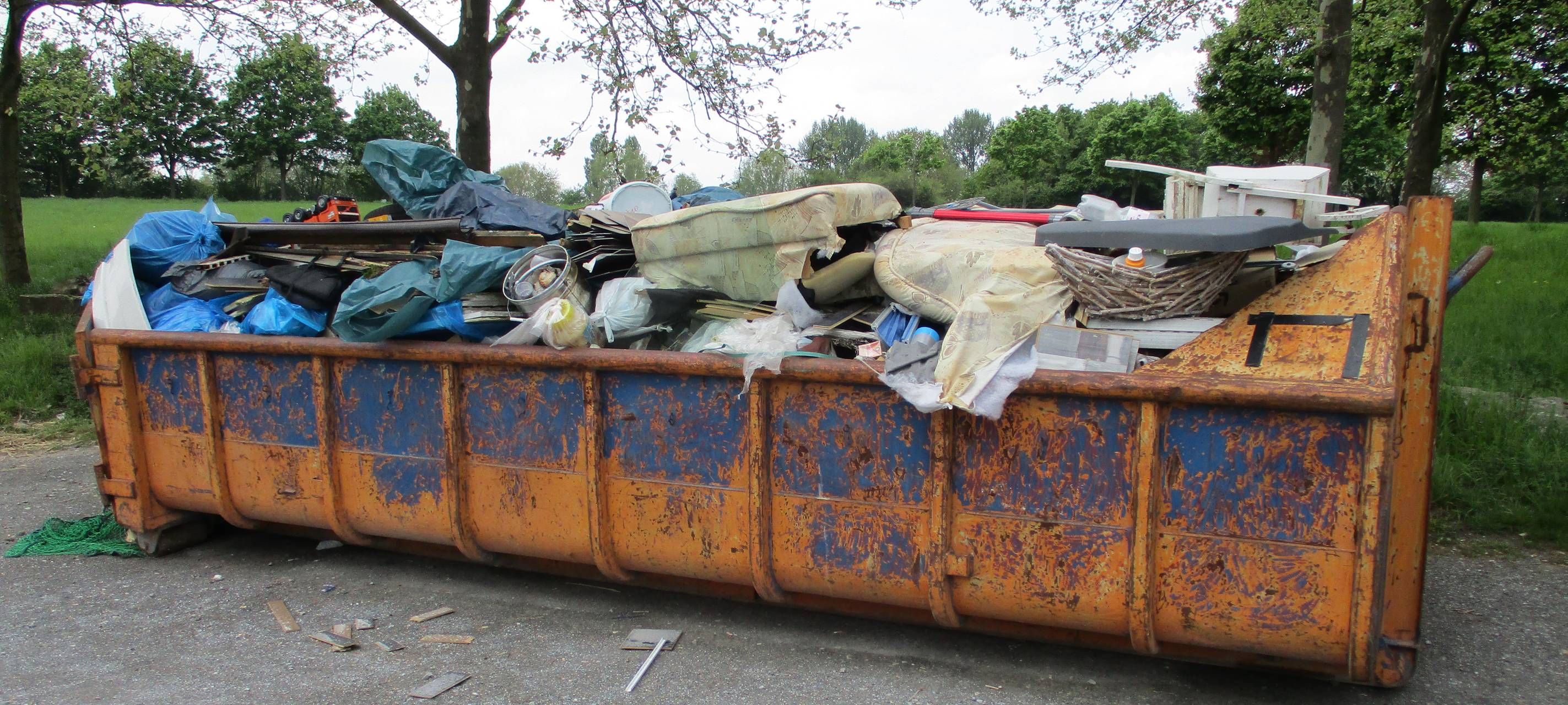 Asbest in illegal abgestelltem Container