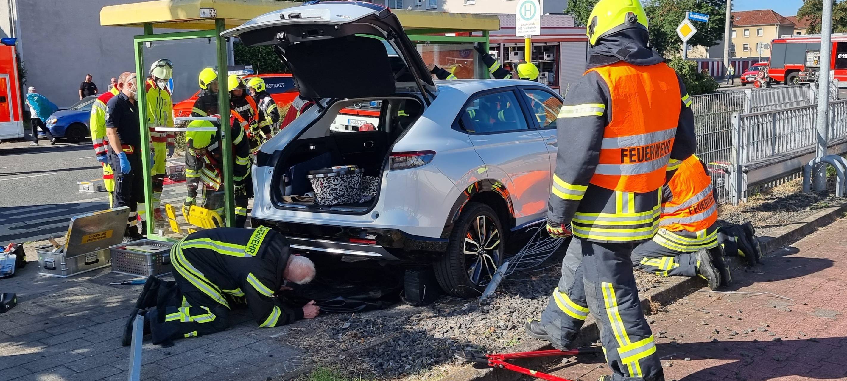 Schwer verletzte Frau bei Unfall an Discounter-Parkplatz