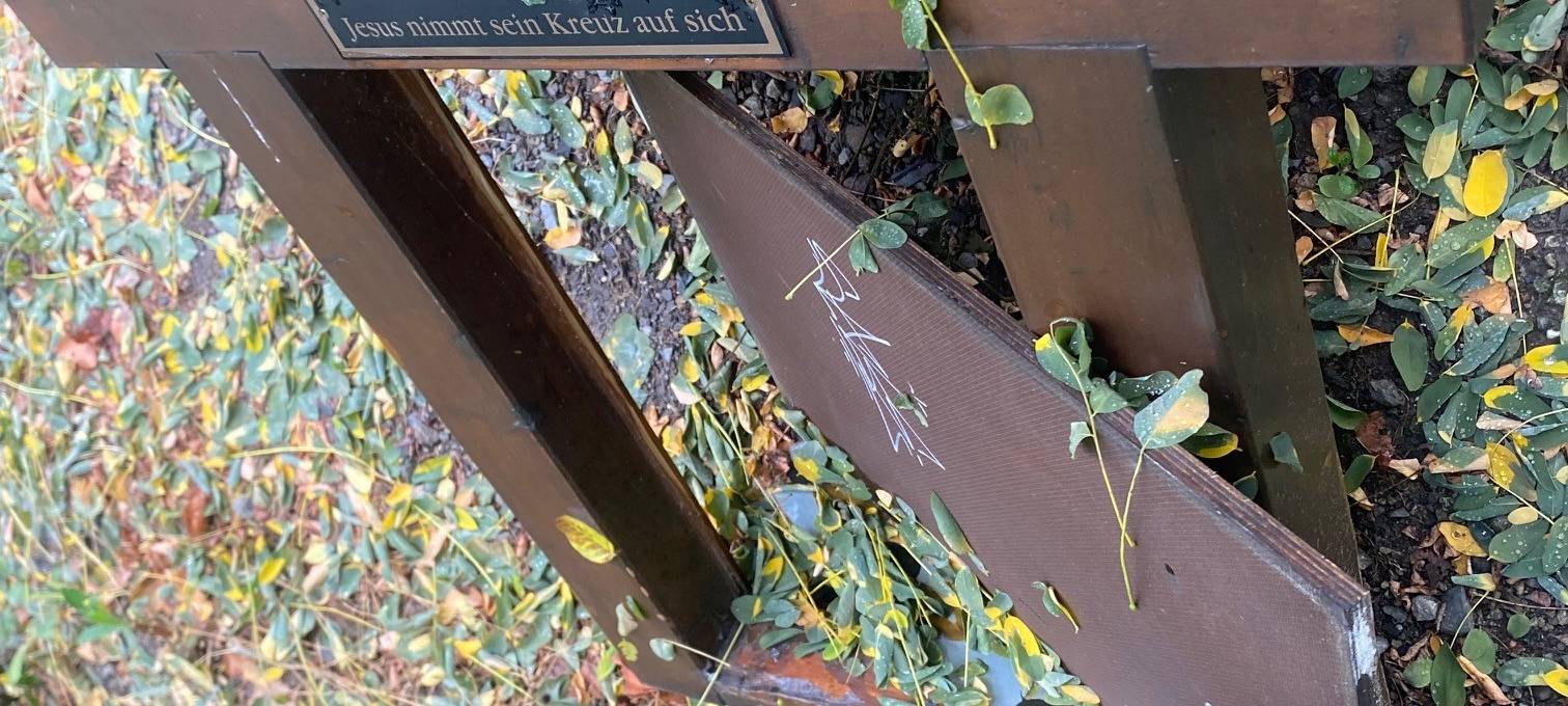 Mutwillige Zerstörung am Kreuzweg