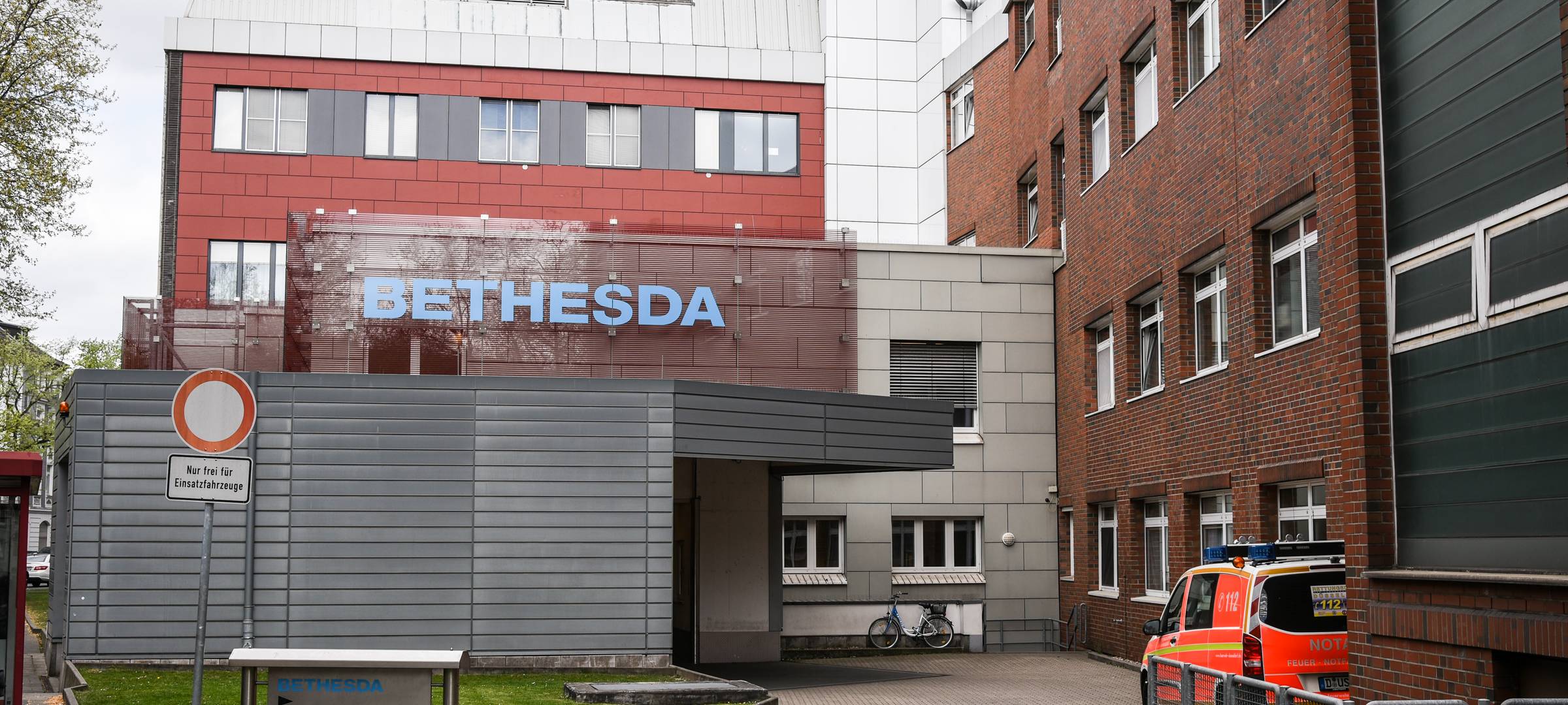 Klinikpersonal protestiert vorm Landtag